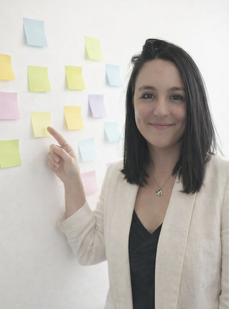 Mujer sonriendo en oficina