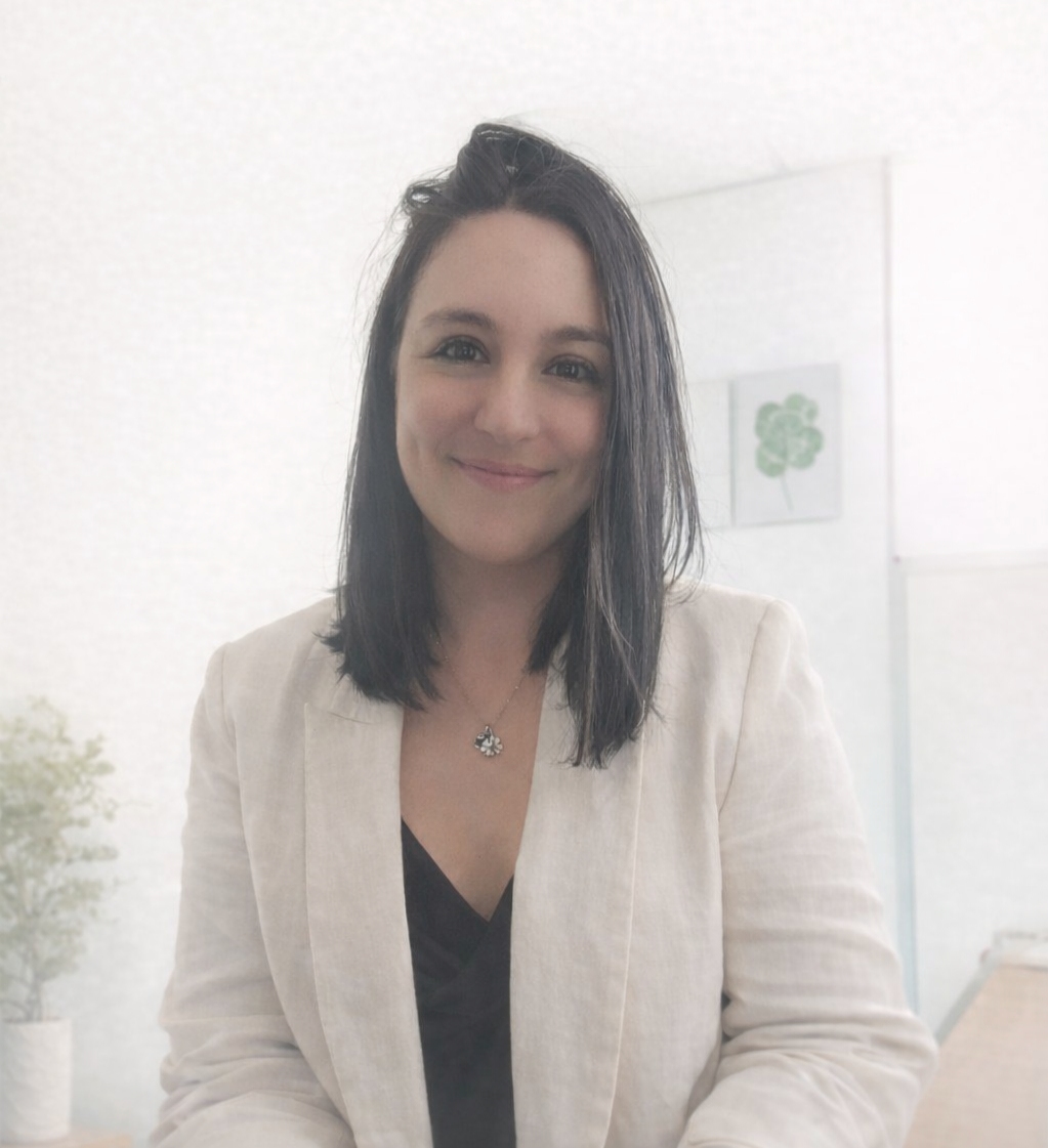 Mujer sonriendo en oficina